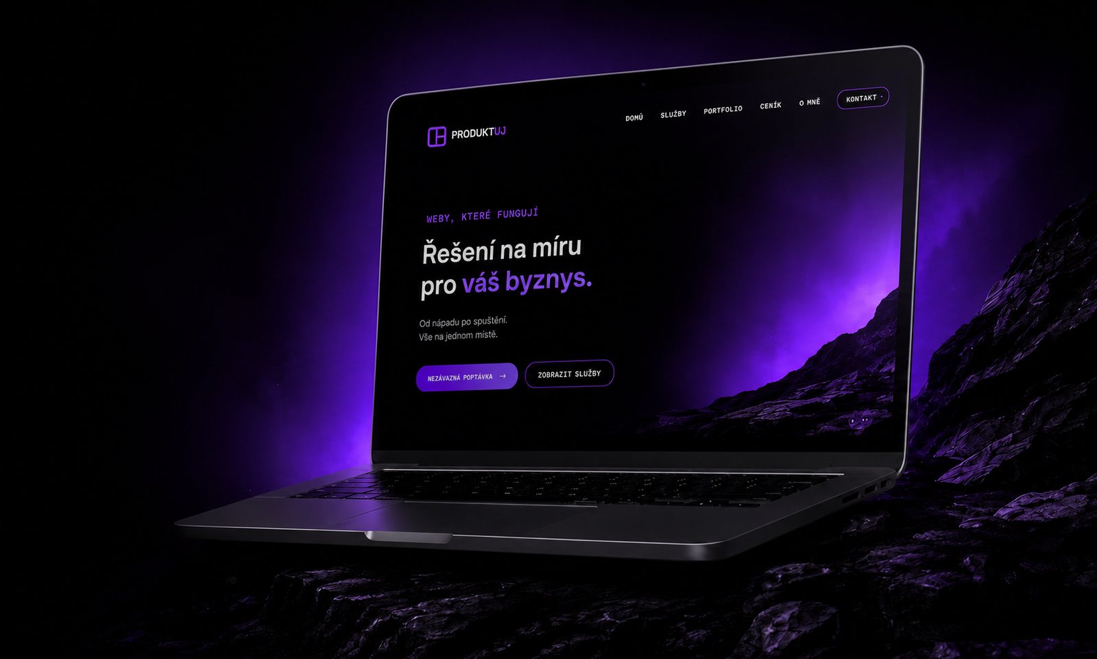 MacBook s webovou stránkou Produktuj na fialovo-černém pozadí